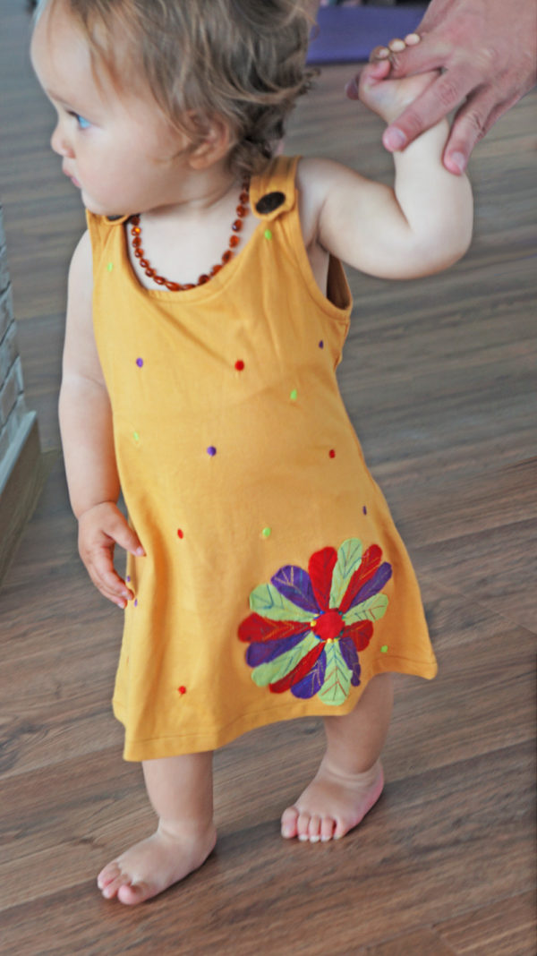 Vestido Amarillo con Flor - Imagen 5