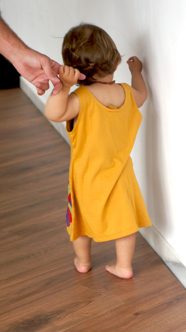 Vestido Amarillo con Flor - Imagen 2