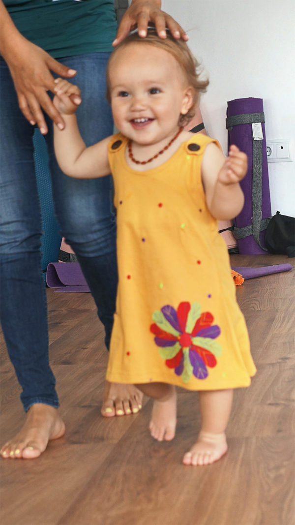 Vestido Amarillo con Flor - Imagen 3