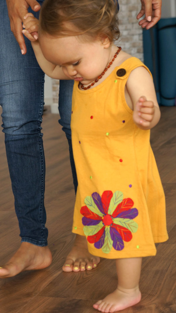 Vestido Amarillo con Flor - Imagen 4