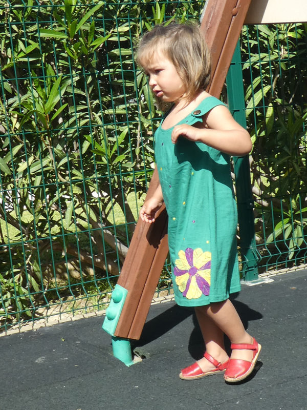 Vestido Verde con Flor - Imagen 2
